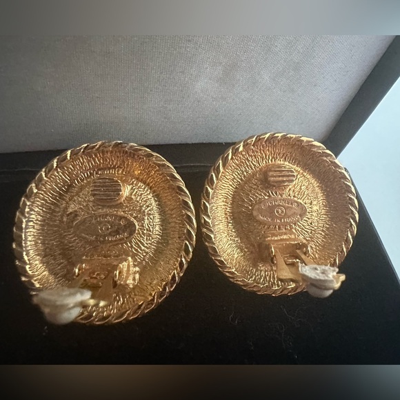 Authentic Vintage Chanel Gold Tone Pearl Clip On Earrings - Picture 3 of 5